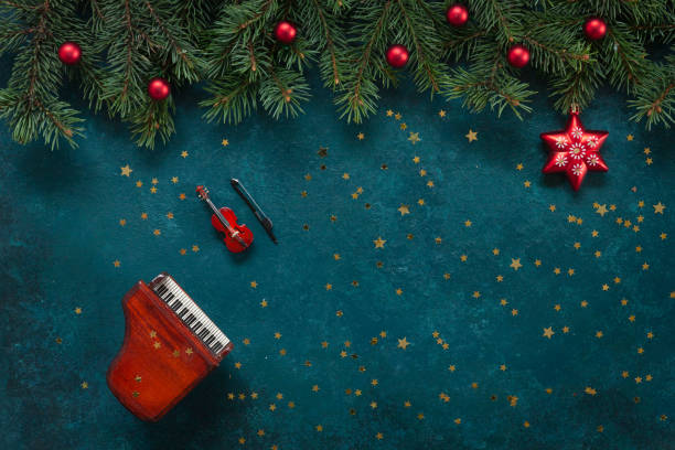 クリスマスの装飾ときらめきとピアノとバイオリンのミニチュアコピー。クリスマス、新年のコンセプト。トップビュー、クローズアップビュー、クローズアップ - ragtime ストックフォトと画像