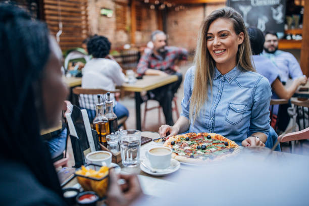 panie siedzące na zewnątrz w restauracji - pizza pizzeria friendship people zdjęcia i obrazy z banku zdjęć