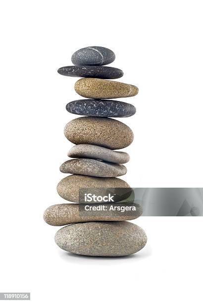 Foto de Equilibrada Pilha De Pedras Ou Tower Isolado e mais fotos de stock de Acordo - Acordo, Amontoamento, Arranjo
