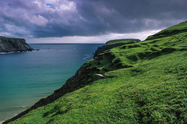 vista do oceano atlântico de malin beg, condado donegal, ireland. - overcast republic of ireland cloudscape cloud - fotografias e filmes do acervo