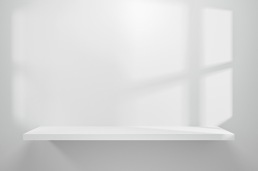 Vista frontal del estante vacío sobre escaparate de mesa blanco y fondo de pared con luz de ventana natural. Visualización de estantes de fondo para mostrar un concepto mínimo. Renderizado 3D realista. photo