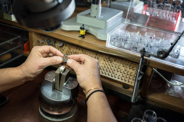 istock Professional gemstone settings jewellery craft laboratory: man working with microscope 1189109554
