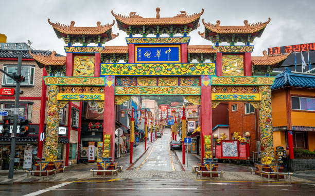 Incheon Chinatown entrance with Chinese traditional gate on daytime in Incheon South Korea Incheon Korea , 7 October 2019 : Incheon Chinatown entrance with Chinese traditional gate on daytime in Incheon South Korea incheon stock pictures, royalty-free photos & images