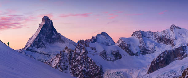 Matterhorn in Switzerland matterhorn durante el invierno. es una montaña de los alpes, que se extiende a lo ancho de la cuenca principal y la frontera entre suiza e italia.hermoso paisaje de montaña con vistas al pico matterhorn en zermatt. navidad y feliz año nuevo.