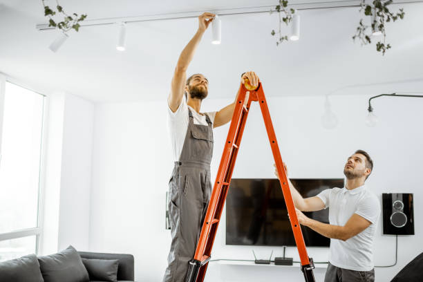 homens que instalam luzes em casa - changing lightbulb - fotografias e filmes do acervo