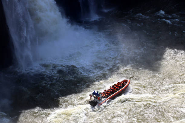 iguazu falls - iguazú national park, paraná, brazil, argentina - tropical rainforest waterfall rainbow iguacu falls - fotografias e filmes do acervo