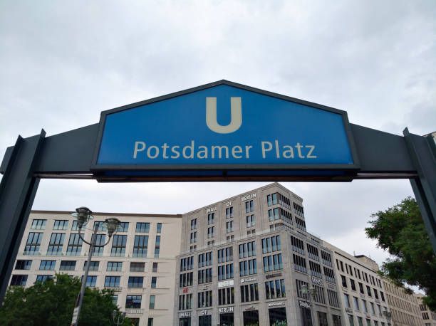arrêt de la station de métro postdamer platz - editorial germany brandenburg potsdam photos et images de collection
