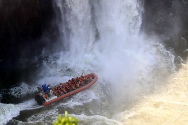 водопад игуасу - национальный па�рк игуазе, парана, бразилия, аргентина - iguazú стоковые фото и изображения