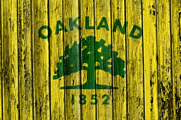 bandera de oakland pintado en marco de madera - oakland california fotografías e imágenes de stock