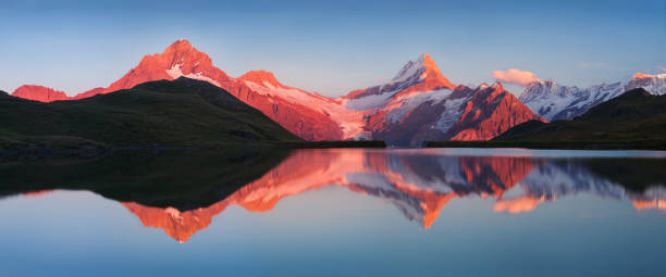красивая вечерняя панорама с озера бачальп / bachalpsee, швейцария. красивый летний закат в швейцарских альпах, гриндельвальде, бернском оберлан - grindelwald european alps blue sky стоковые фото и изображения