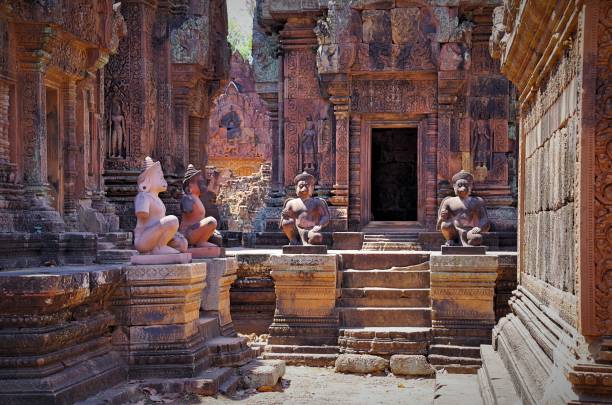 Angkor - UNESCO World Heritage site. Cambodia, Siem Reap los monos protegen una entrada al santuario. banteay srei - templo rosa, ciudadela de las mujeres, o ciudadela de la belleza. los edificios del templo están muy bien decorados con patrones intrincados y bajorrelieves tallados devatas y dvarapalas en facha