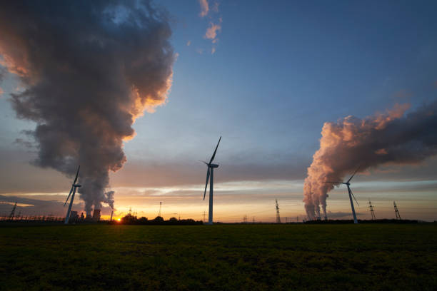 dwie elektrownie węglowe z zanieczyszczenia i turbin wiatrowych - niederaußem zdjęcia i obrazy z banku zdjęć