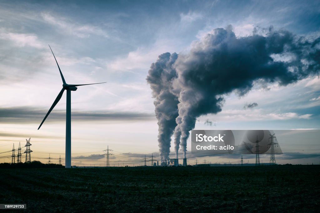 Energia eolica contro centrale a carbone - Foto stock royalty-free di Gas serra