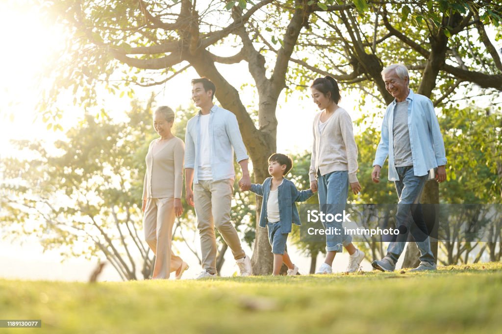 公園で屋外を歩く3世代の家族 - 家族のロイヤリティフリーストックフォト