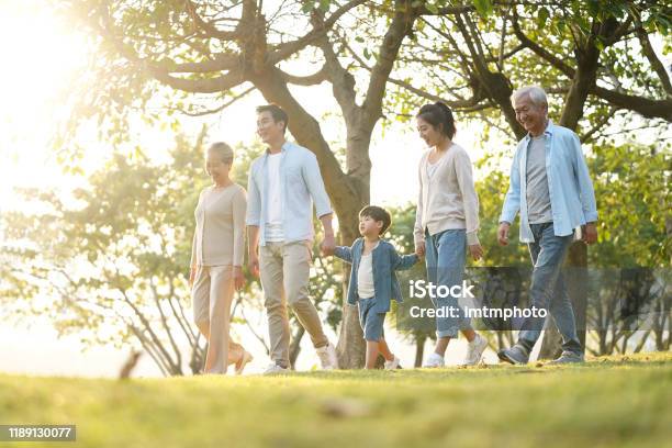 公園で屋外を歩く3世代の家族 - 家族のストックフォトや画像を多数ご用意 - 家族, アジアおよびインド民族, アジア大陸