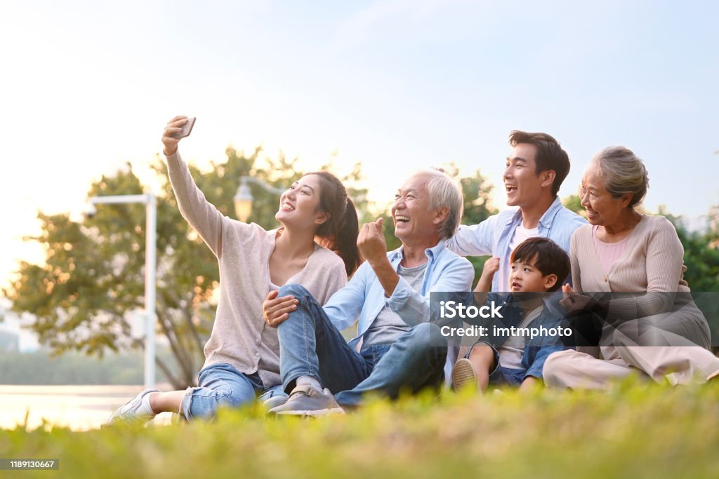 drei Generationen asiatische Familie macht Selfie im Freien - Lizenzfrei Familie Stock-Foto