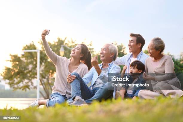 Drei Generationen Asiatische Familie Macht Selfie Im Freien Stockfoto und mehr Bilder von Familie