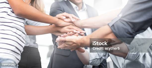 Stapel Von Händen Einheits Und Teamworkkonzept Stockfoto und mehr Bilder von Zusammenarbeit - Zusammenarbeit, Geschäftsleben, Arbeiten