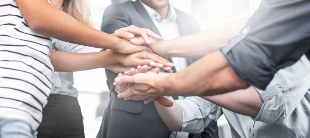 stos rąk. koncepcja jedności i pracy zespołowej. - planning leadership togetherness connection zdjęcia i obrazy z banku zdjęć