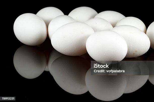 Foto de Frango E Ovos Brancos Sobre Fundo Preto Cintilante e mais fotos de stock de Branco - Branco, Comida, Deitar