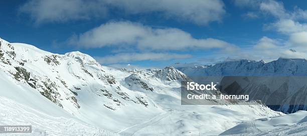 Photo libre de droit de Du Ski Dans Les Alpes Vue Panoramique banque d'images et plus d'images libres de droit de Avalanche - Avalanche, Canton du Valais, Alpes européennes