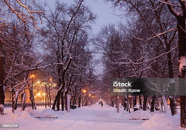 Noche De Invierno Moscú Rusia Foto de stock y más banco de imágenes de Callejuela - Callejuela, Luz de Navidad, Nieve