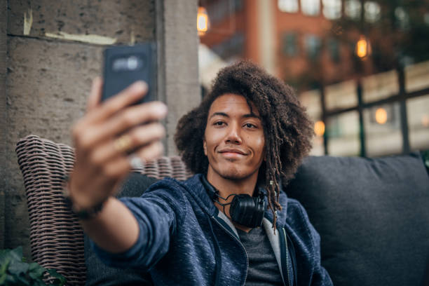 współczesny człowiek robi selfie - sidewalk cafe cafe stockholm sweden zdjęcia i obrazy z banku zdjęć