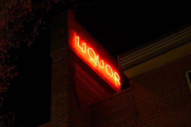 istock Red Liquor Store Neon Sign 1189141377