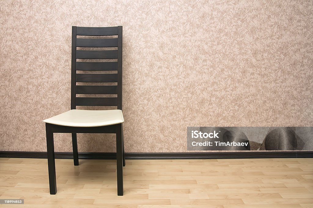 近くの壁の椅子 - からっぽのロイヤリティフリーストックフォト