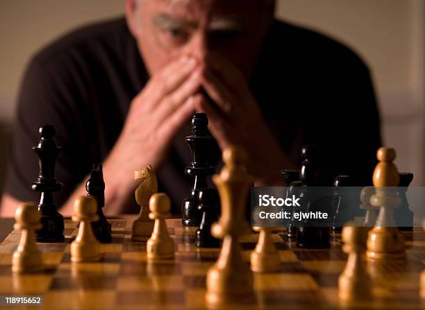 Homem Jogando Xadrez - Fotografias de stock e mais imagens de Adulto - Adulto, Adulto maduro, Concentração