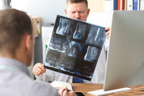 gp는 사무실 직장에서 ct 스캔 감지 문제를 검사 - human spine mri scan x ray doctor 뉴스 사진 이미지
