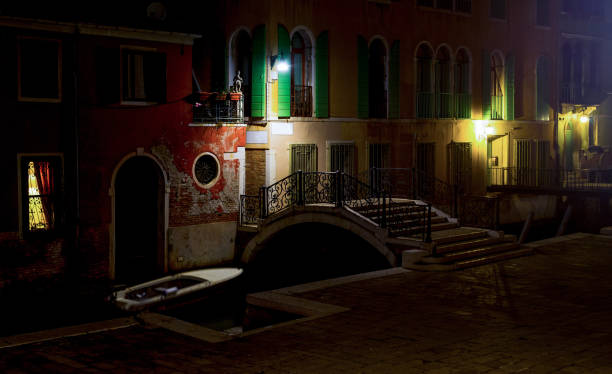 pequeño puente en venecia por la noche - venice italy ancient architecture creativity fotografías e imágenes de stock