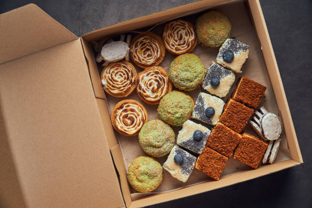scatola di cartone piena di deliziosi dessert francesi - little cakes foto e immagini stock
