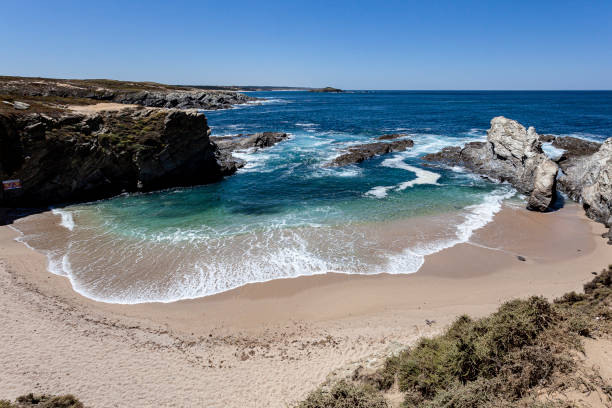 pequeña playa de aguas cristalinas. - isolde fotografías e imágenes de stock