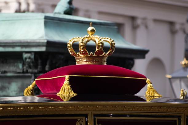 de kroon op de gouden koets tijdens prinsjesdag - prinsjesdag stockfoto's en -beelden