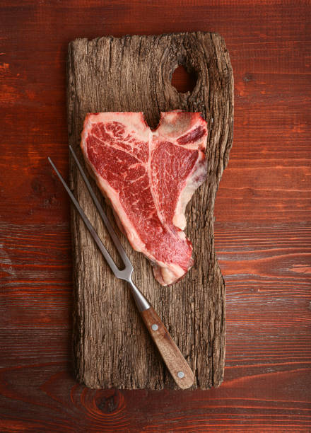 Roast beef grilled with charcoal. In the picture you can see in the foreground the way the meat is cooked. The grill been used many times.