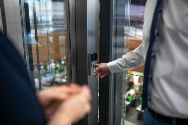 primer plano del empresario presionando el botón mientras espera el ascensor - ascensor botones fotografías e imágenes de stock