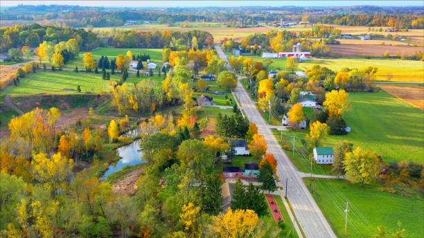 scenic small town nestled amid fertile valley in beautiful rural wisconsin - country road fotos imagens e fotografias de stock