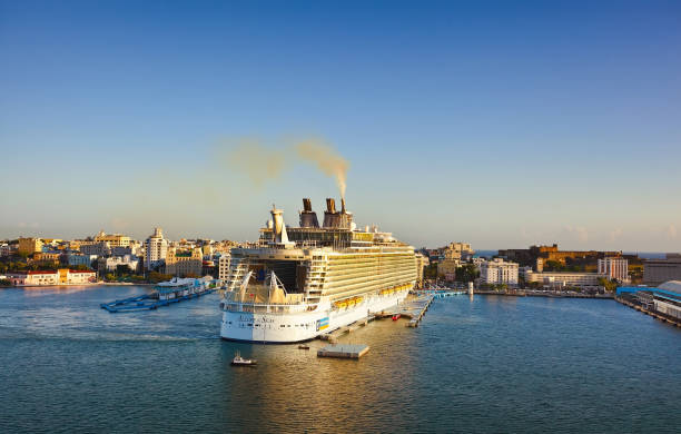 Crucero en puerto al amanecer - foto de stock