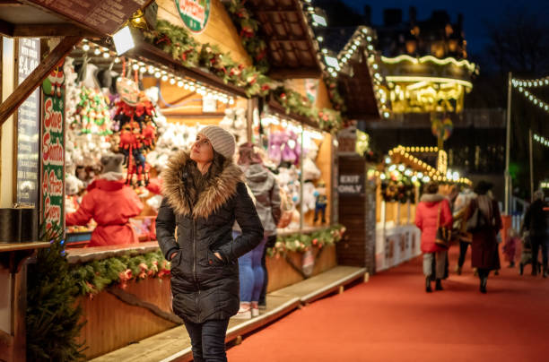 istock Browsing Christmas market stalls 1189178706