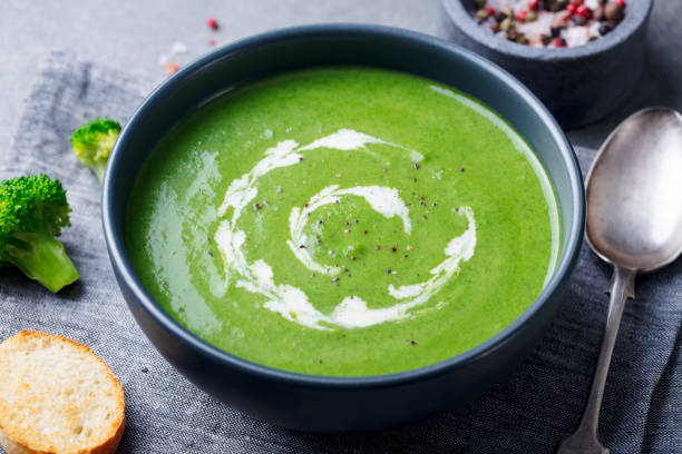 istock Broccoli cream soup in a bowl with toasted bread. Close up. 1189179312