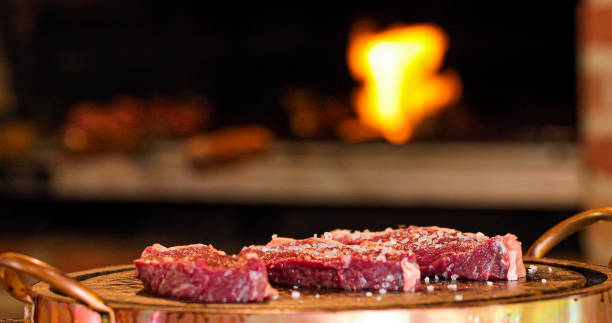 mięso picanha w ogniu brazylia pyszne - cooked sirloin steak steak green zdjęcia i obrazy z banku zdjęć