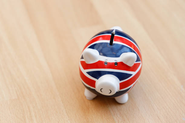 a union jack piggy bank para poupar dinheiro - british flag currency banking uk - fotografias e filmes do acervo