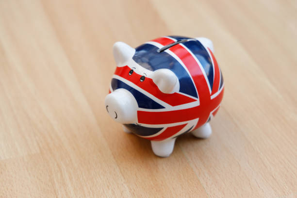 a union jack piggy bank para poupar dinheiro - british flag currency banking uk - fotografias e filmes do acervo