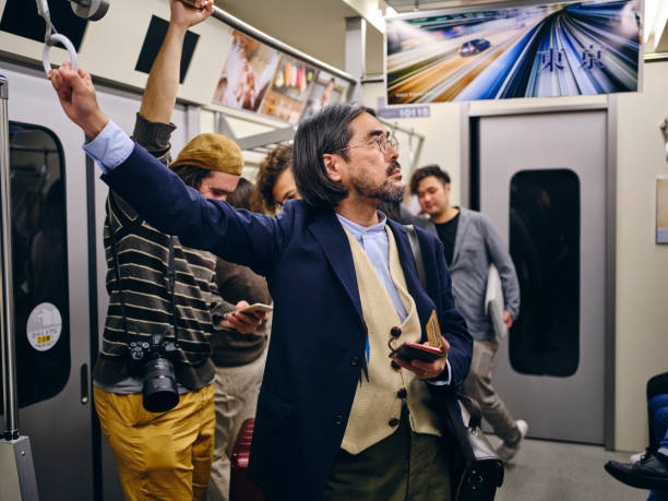 crowded japanese subway train - rush hour commuter on the phone tokyo prefecture imagens e fotografias de stock