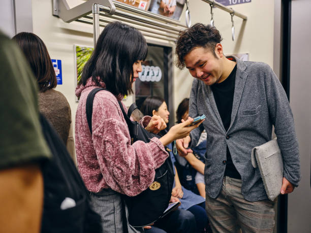 crowded japanese subway train - rush hour commuter on the phone tokyo prefecture imagens e fotografias de stock