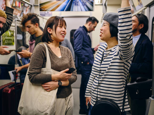 crowded japanese subway train - rush hour commuter on the phone tokyo prefecture imagens e fotografias de stock