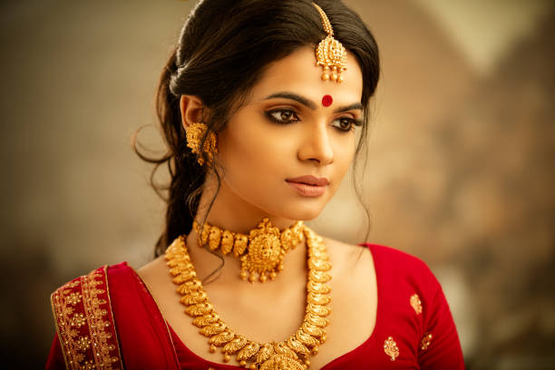 bellissimo ritratto di donna tradizionale indiana - indian ethnicity indian culture jewelry gold foto e immagini stock