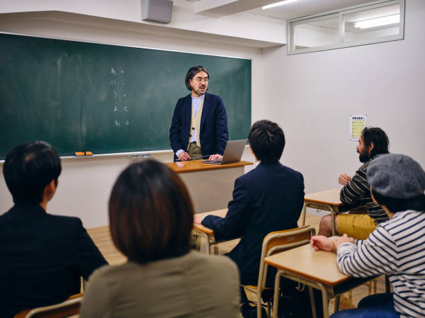 日本語教室における成人学生グループ - 日本語 ストックフォトと画像