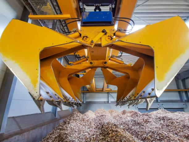 biomass crane for handling biomass woodchip - incinerator imagens e fotografias de stock